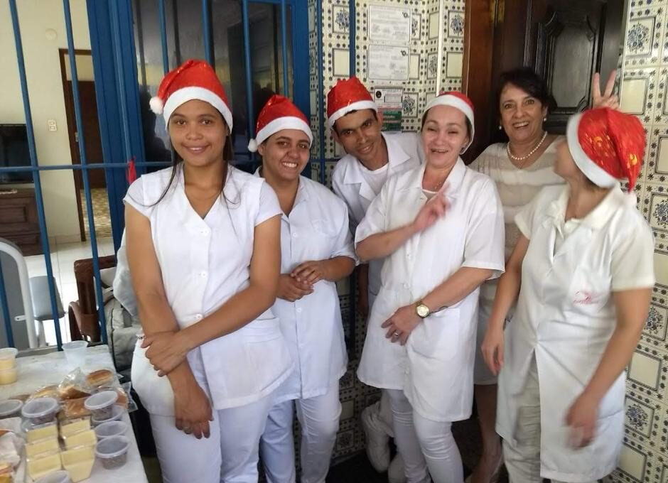 Imagem ilustrativa da equipe maravilhosa com gorro de natal na casa de repouso mamma mia