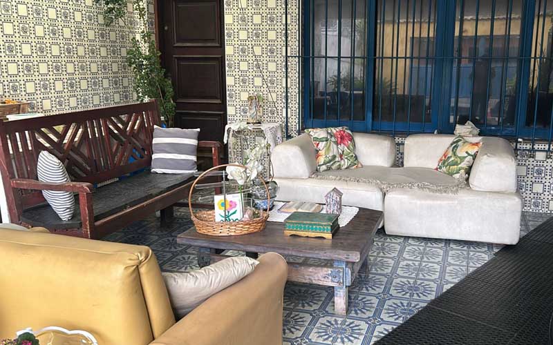 Imagem ilustrativa do quintal da frente com três sofas confortável na casa de repouso mamma mia