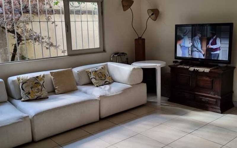 Imagem ilustrativa da sala de estar e de televisão da casa de repouso mamma mia