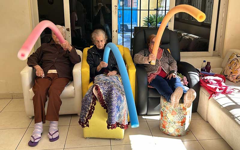 Imagem ilustrativa dos exercícios de três idosas senhoras na casa de repouso mamma mia