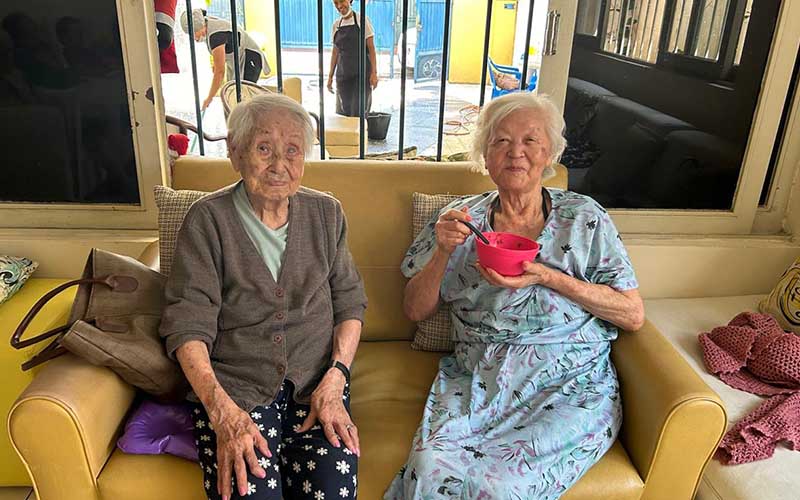 Imagem ilustrativa de duas lindas idosas senhoras orientais japonesas no sofa da casa de repouso mamma mia